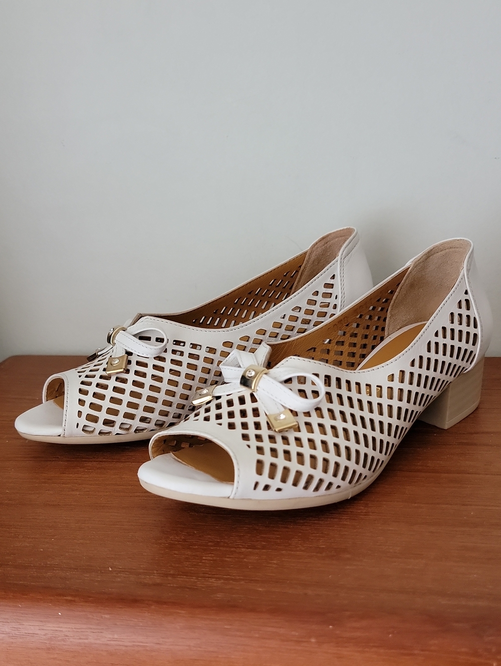 LaPinta Laser Cut Leather Open Toe Shoes sz37